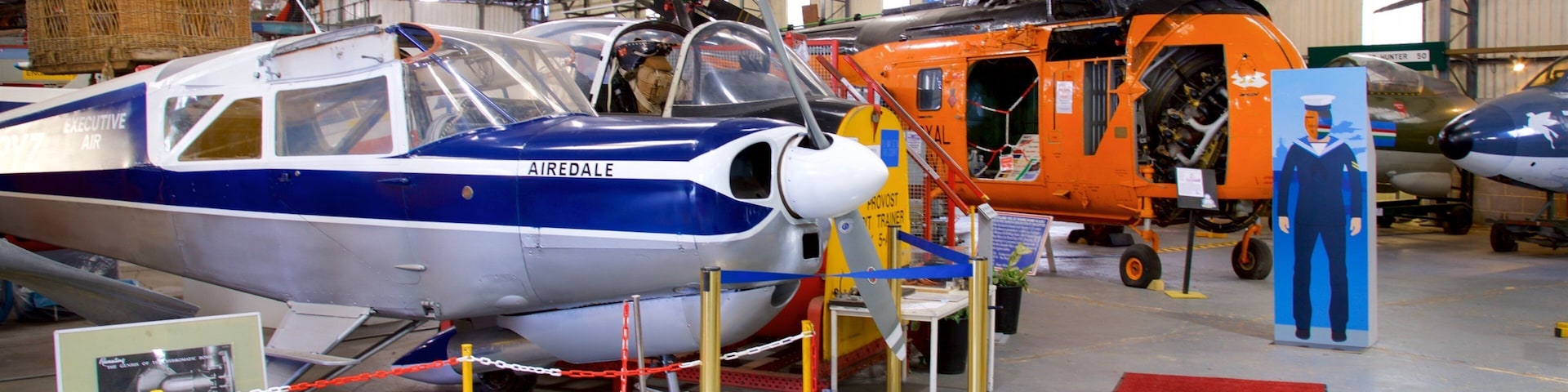 South Yorkshire Aircraft Museum caracterizando vistas internas e aeronave