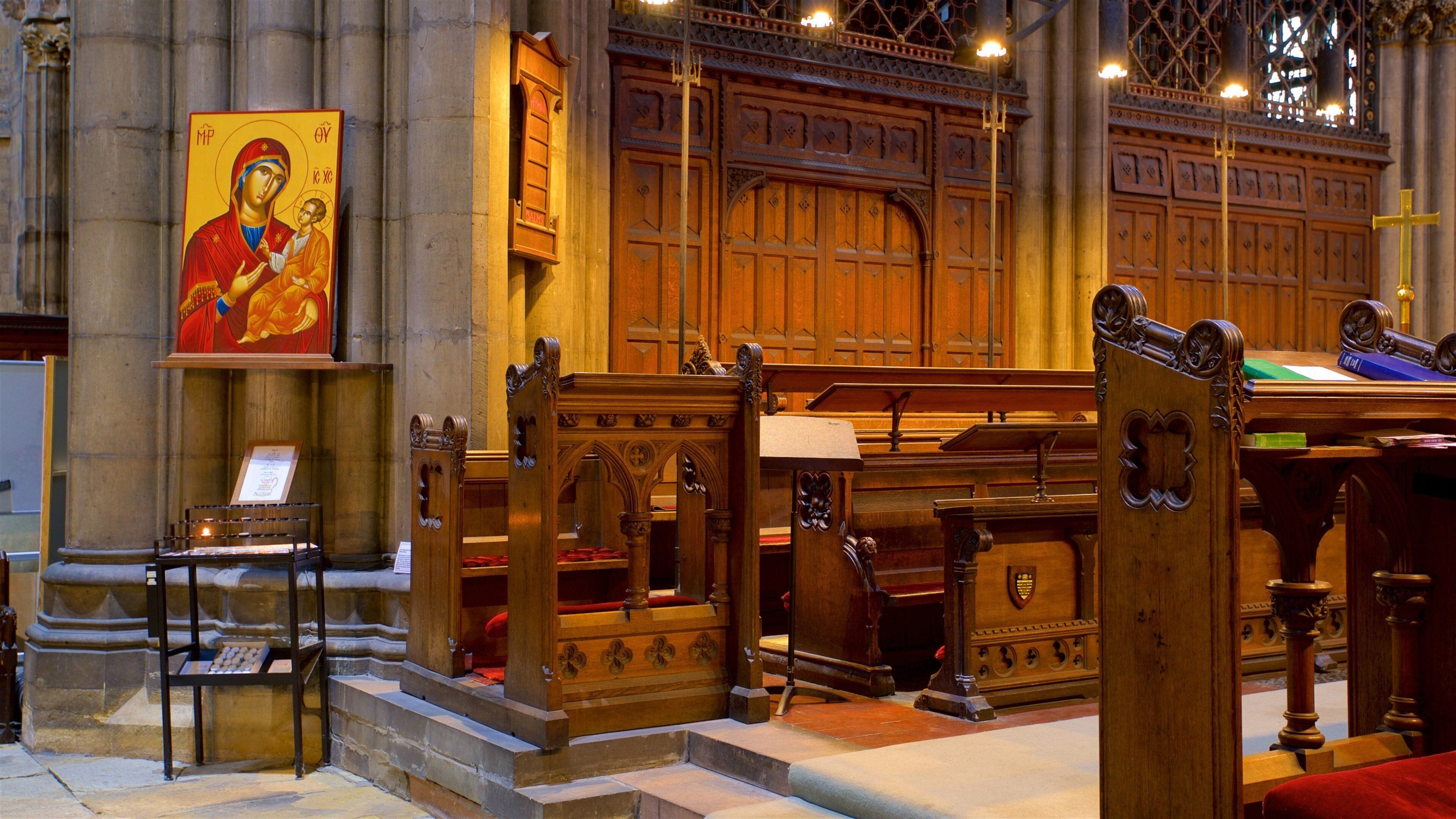 Catedral de Doncaster que incluye arte, elementos religiosos y una iglesia o catedral