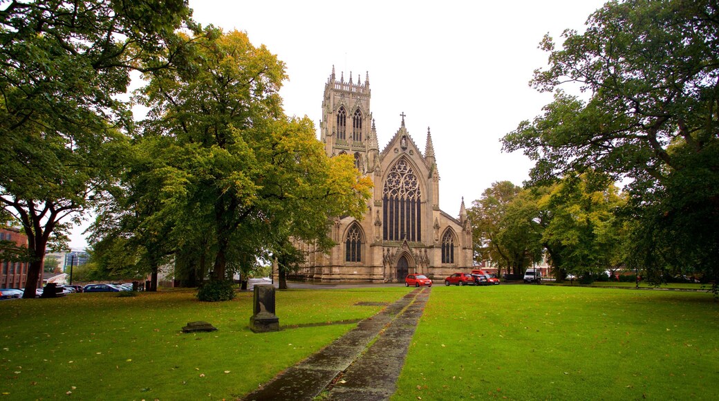 Catedral de Doncaster que incluye arquitectura patrimonial, una iglesia o catedral y jardín
