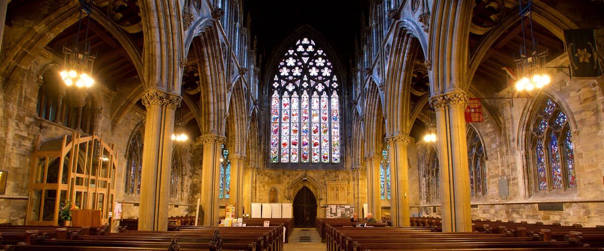 Doncaster Minster som inkluderar interiörer, en kyrka eller katedral och historiska element