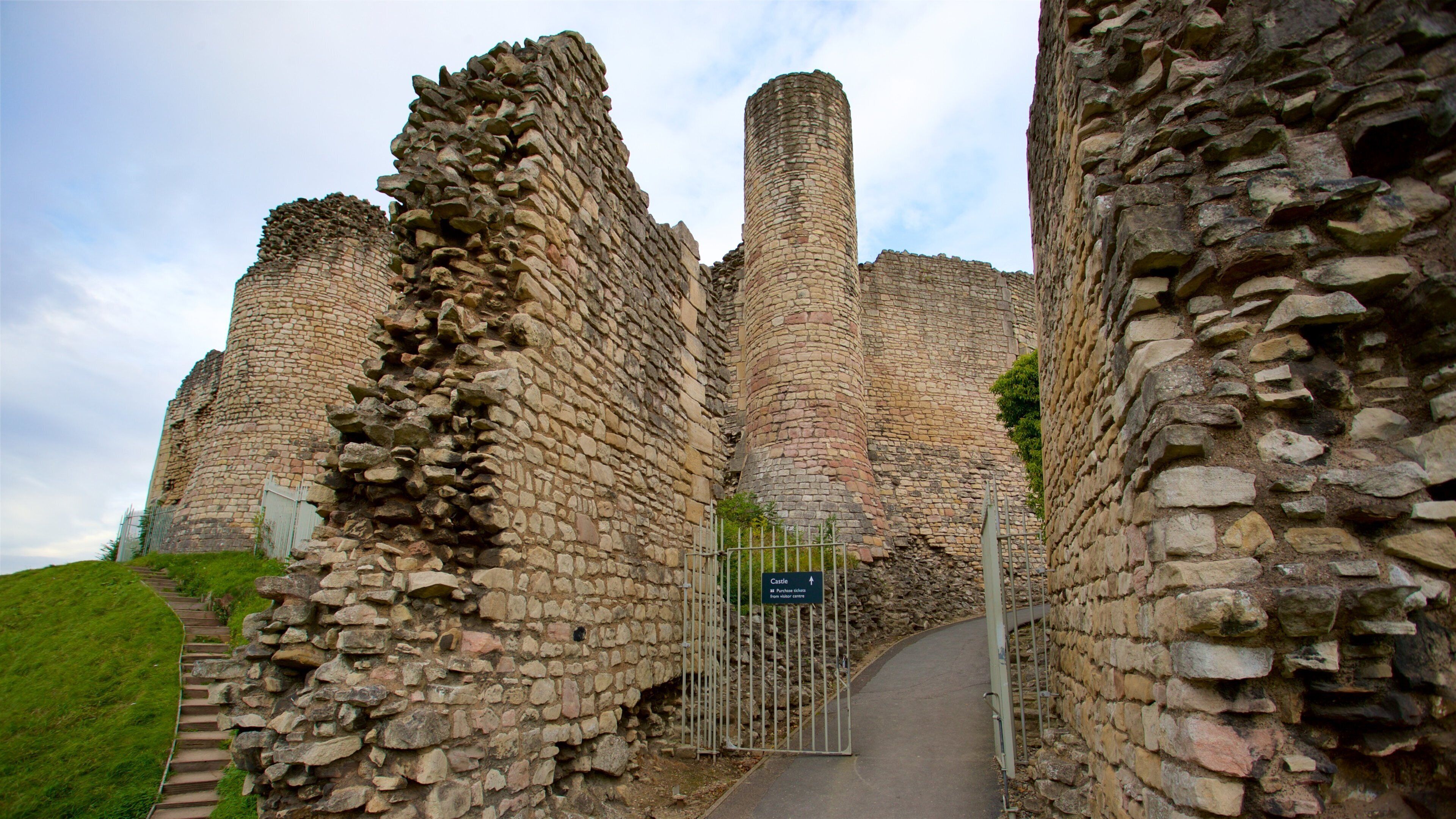Castillo de Conisbrough que incluye ruinas de edificios