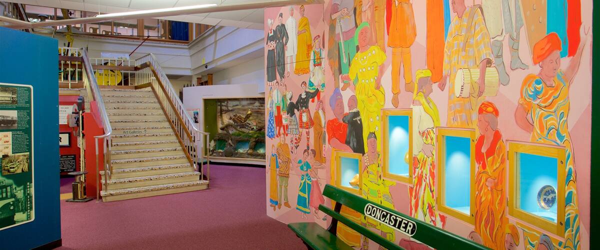 Museo y galería de arte de Doncaster mostrando vistas interiores y arte