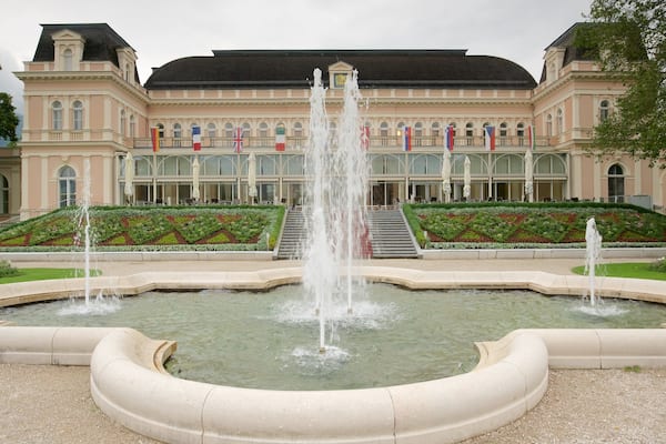 Maison des CongrÚs et théùtre montrant fontaine, patrimoine architectural et jardin
