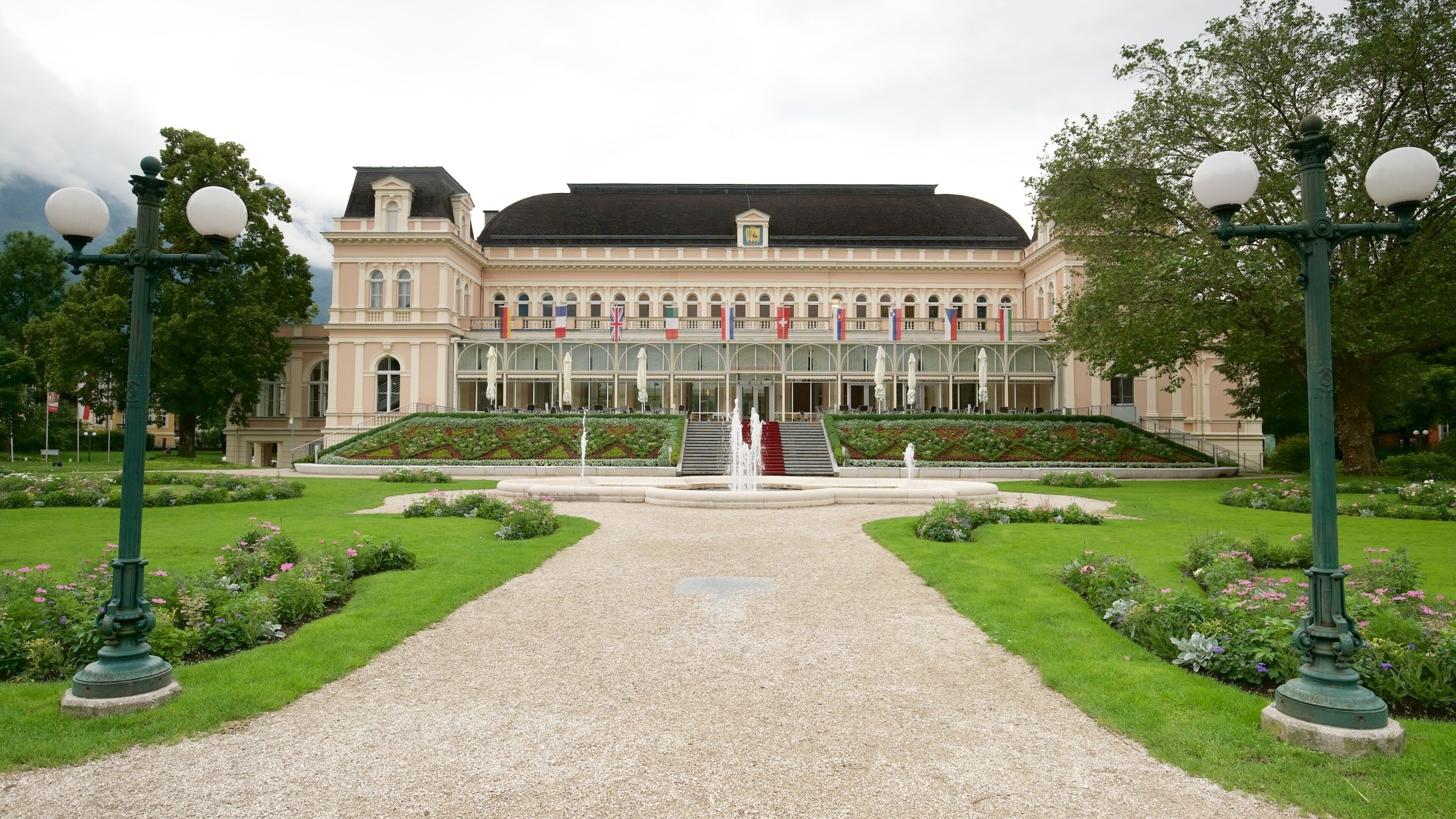 Bad Ischl showing a garden, heritage architecture and a fountain