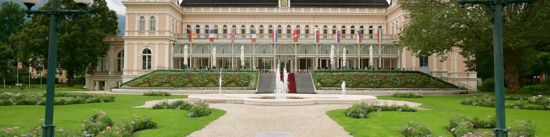 Bad Ischl mit einem Springbrunnen, Garten und historische Architektur