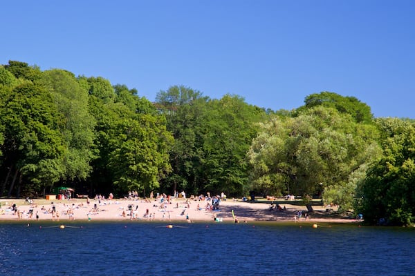 Smedsuddsbadet which includes a lake or waterhole as well as a small group of people