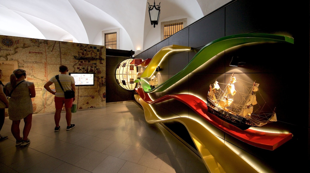Lisboa Story Centre caratteristiche di vista interna cosi come un piccolo gruppo di persone