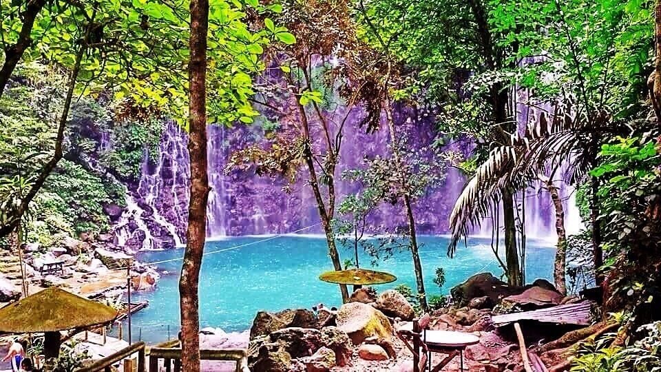 The breathtaking Tinago Falls is situated in the boundary of Barangay Purakan of the town of Linamon and Barangay Ditucalan of Iligan City. It is also called as Linamon Falls, but geographically speaking, it is in the vicinity of Iligan and is widely regarded as the most beautiful of all the waterfalls in the city. Its name is derived from the Filipino word “tinago” which means “hidden”, because the falls is hidden in a deep ravine accessible via the 500-steps winding staircase.