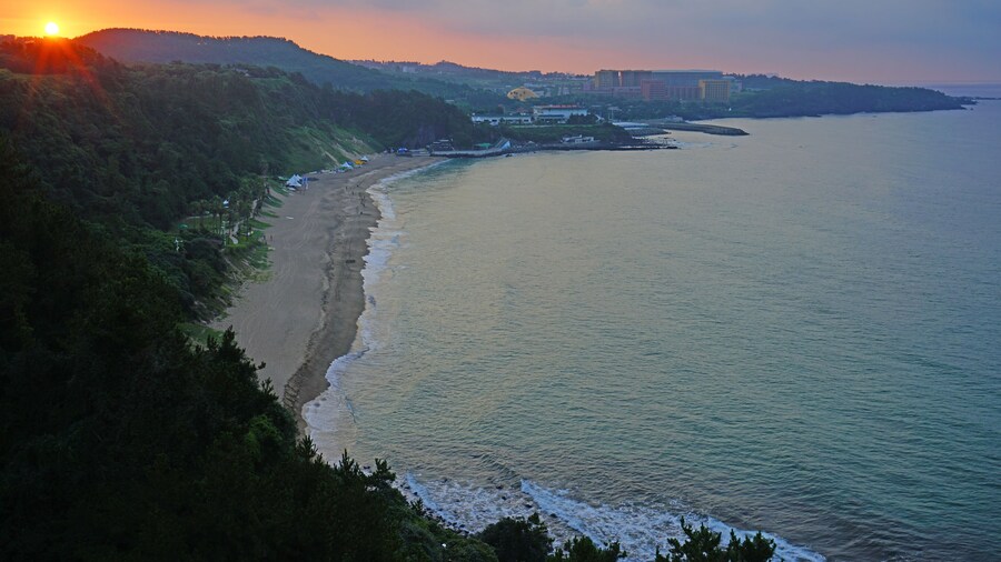 หาด Jungmun Saekdal