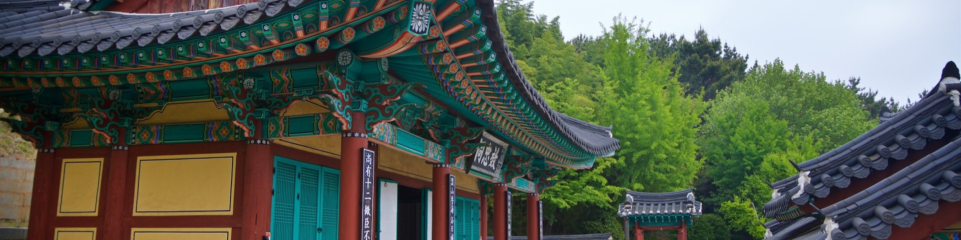 Geoje Okpo Daecheop Ginyeom Park which includes a small town or village and heritage elements