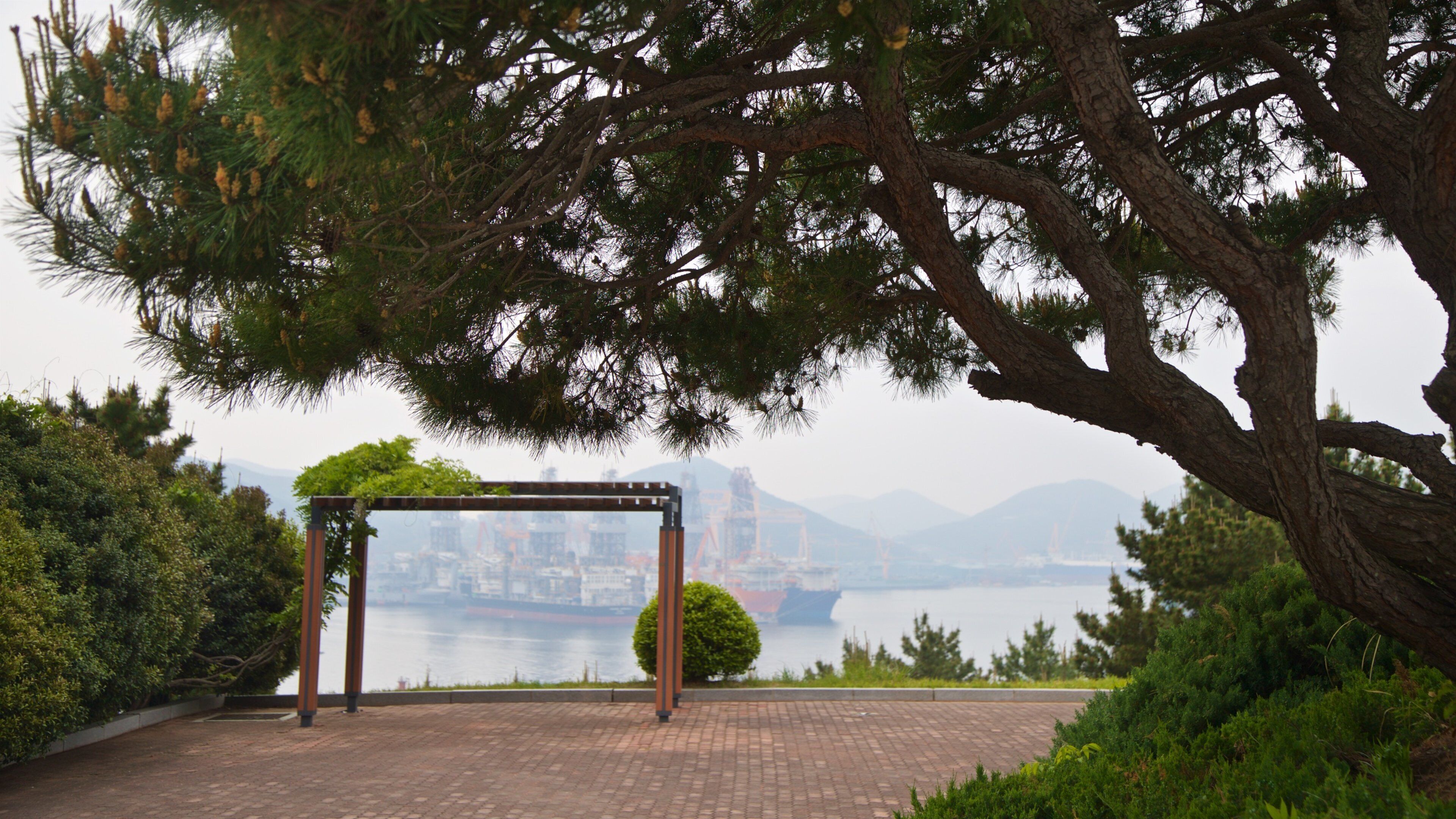 Geoje Okpo Daecheop Ginyeom Park which includes a park