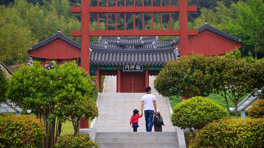 Geoje Okpo Daecheop Ginyeom Park showing heritage elements as well as a family