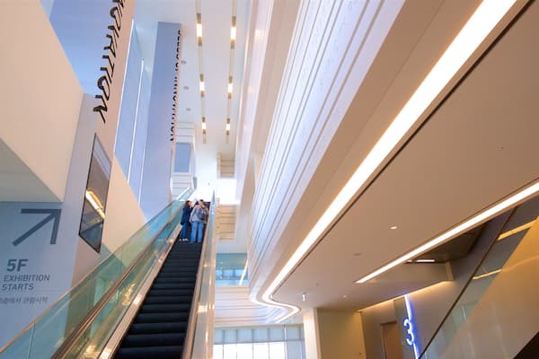 Musée de l\'innovation Samsung montrant vues intérieures aussi bien que petit groupe de personnes