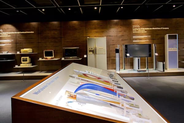 Une exposition de musée présentant des ordinateurs anciens et une chronologie des avancées technologiques.