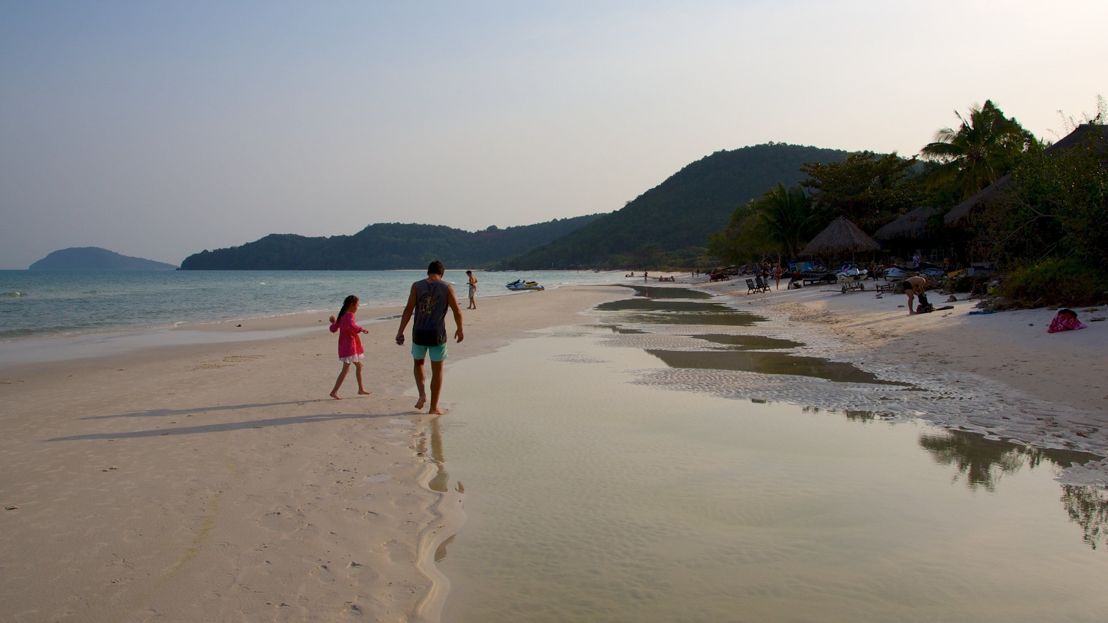 Sao Beach qui includes plage de sable et vues littorales aussi bien que famille