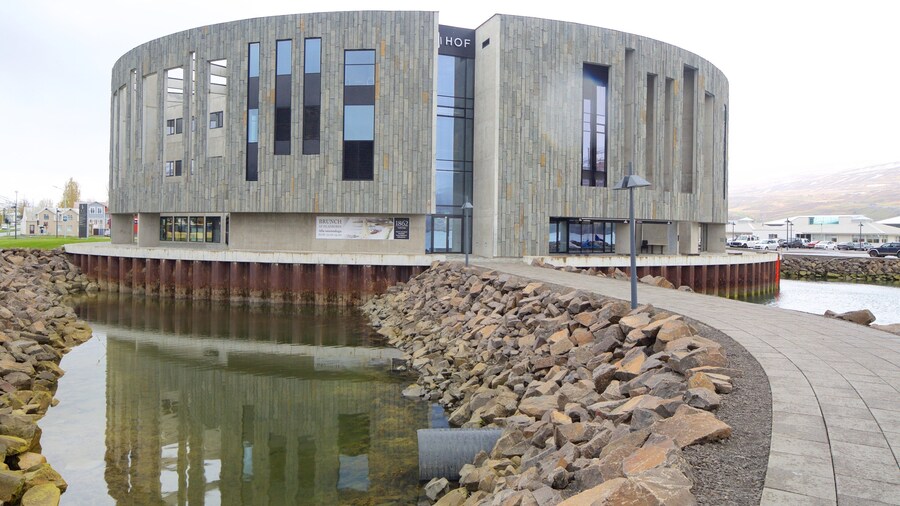 Akureyri featuring modern architecture and street scenes