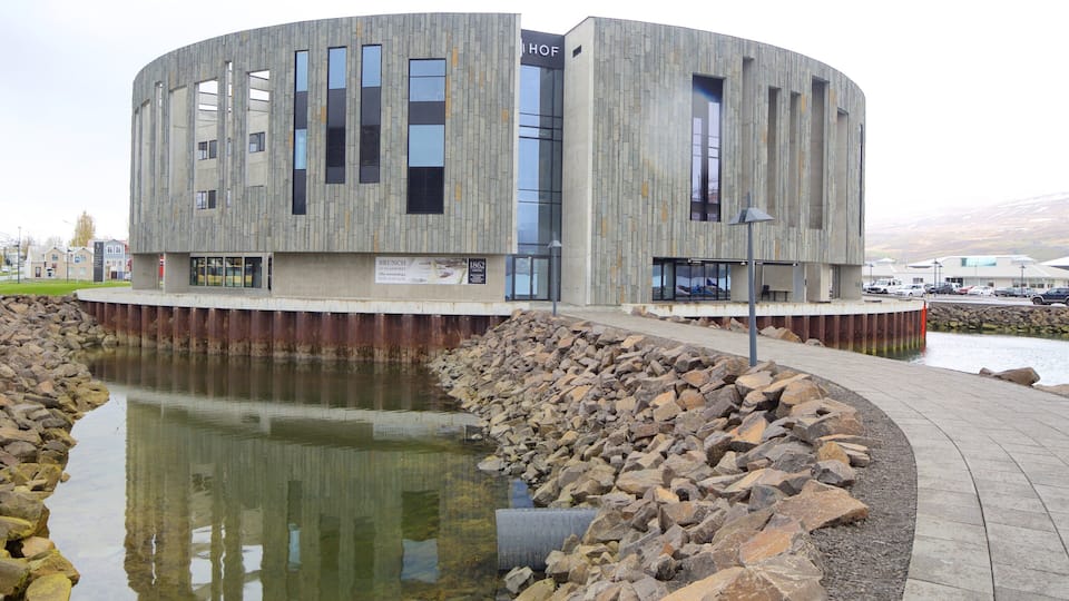 Akureyri featuring modern architecture and street scenes