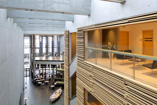 Akureyri montrant vues intérieures et architecture moderne