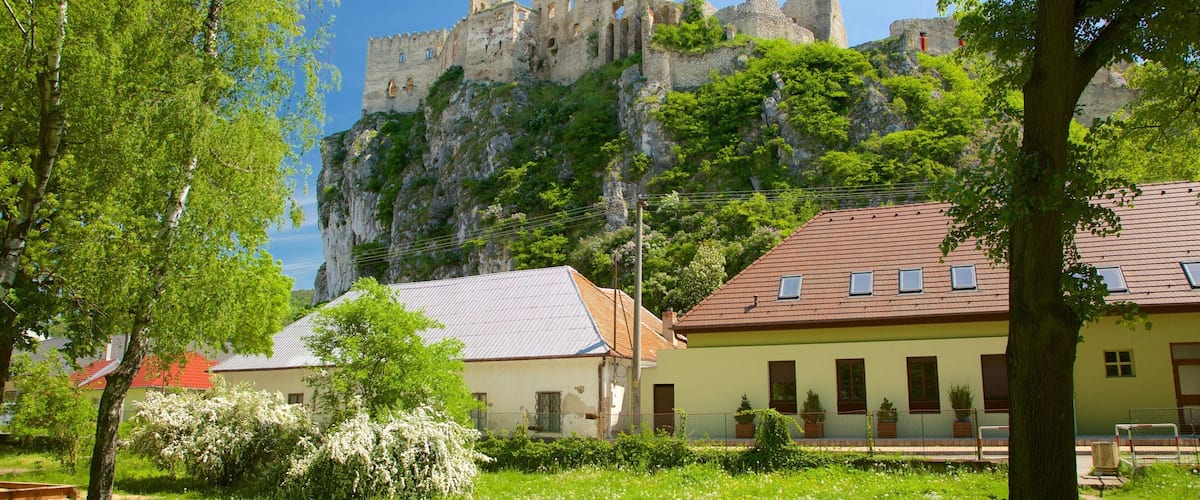 Slovakia which includes a house, château or palace and building ruins