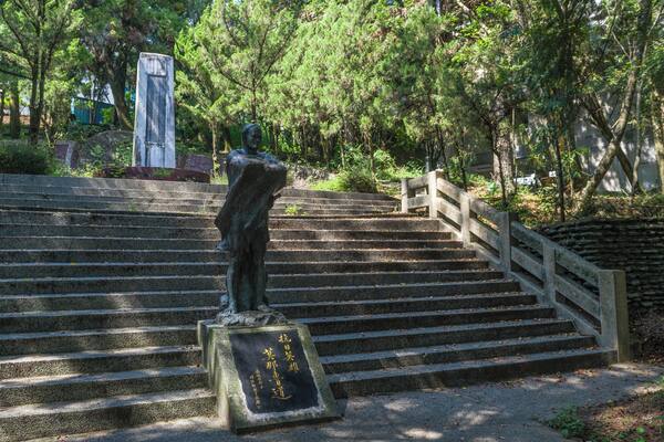 Renai_MonaRudaoMonument_553248621562623131_01