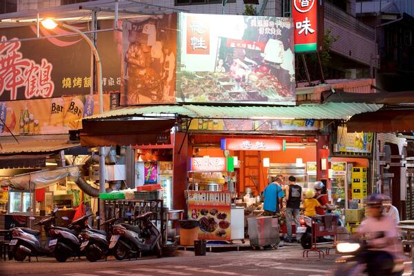 Tainan mit einem Beschilderung und Straßenszenen