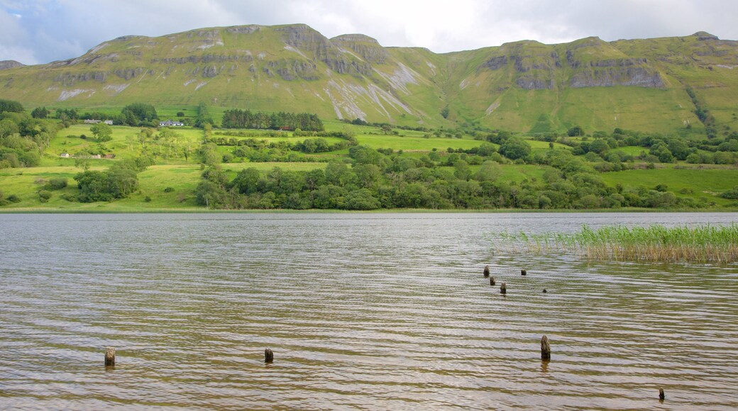 Sligo ofreciendo escenas tranquilas, un lago o abrevadero y montañas