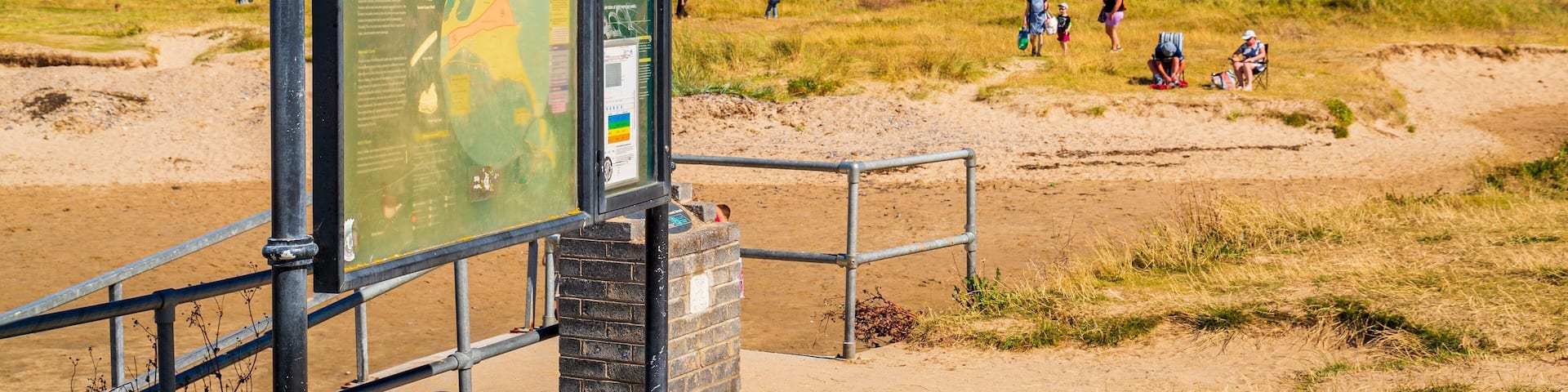 Un cartel en la playa de Malahide con información sobre la playa.