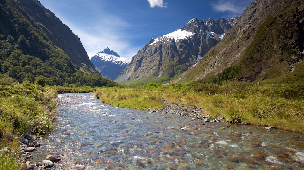 Fiordland National Park fasiliteter samt elv eller bekk og fjell