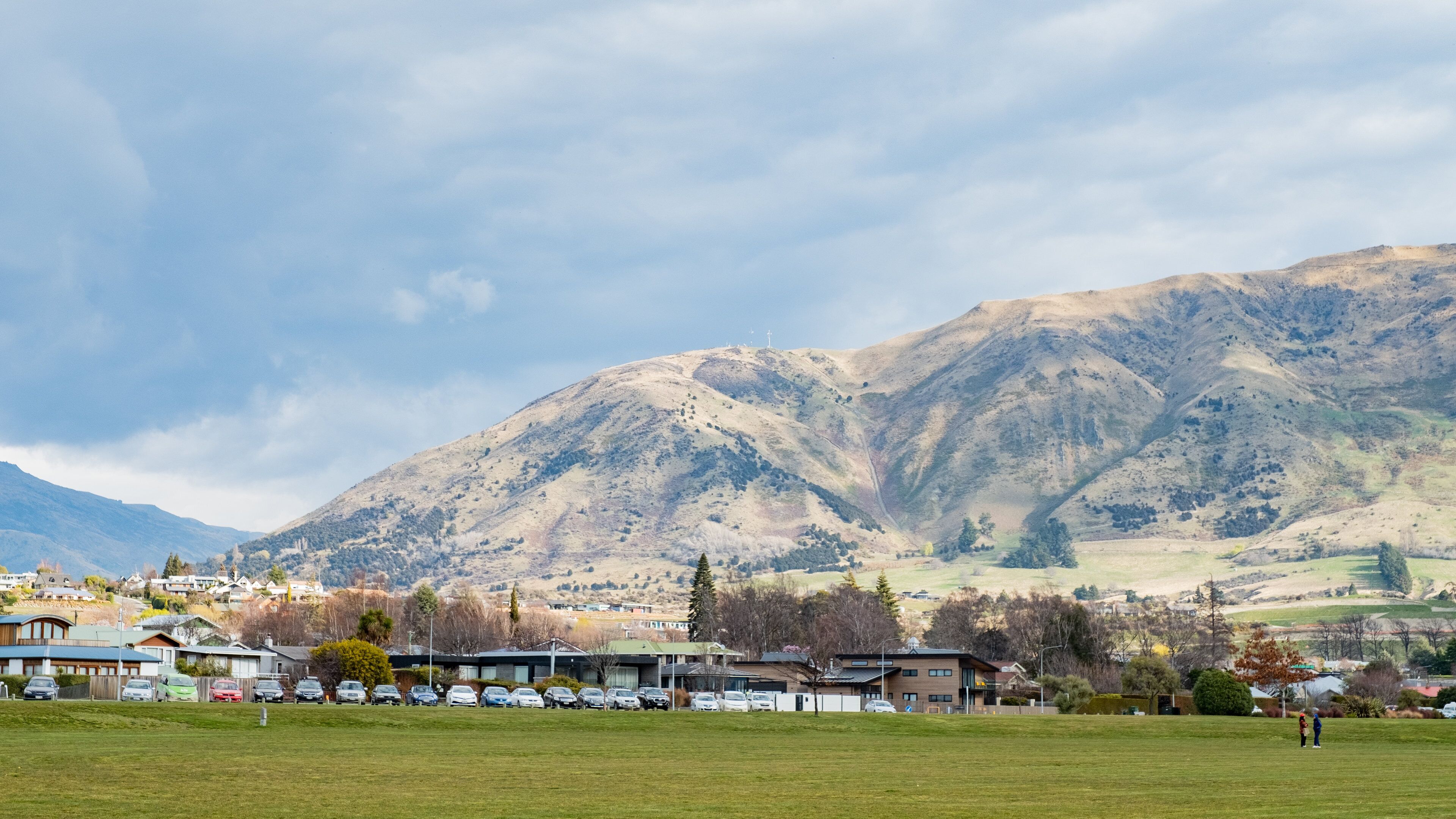 Pembroke Park featuring mountains and a garden