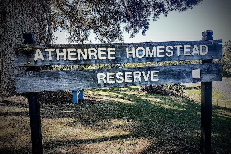 Un segnale di legno con la scritta 'ATHENREE HOMESTEAD RESERVE'.