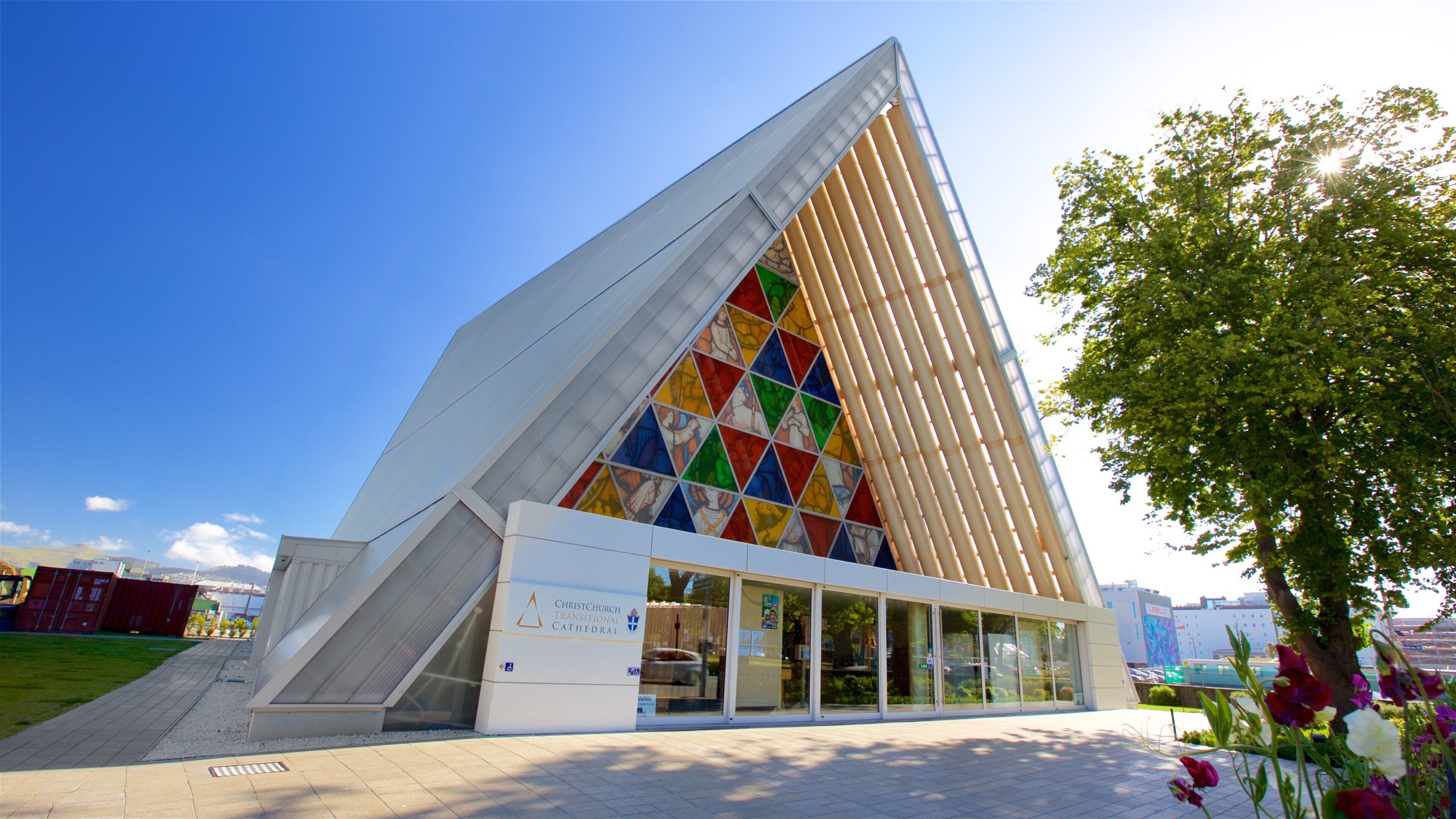 Cardboard Cathedral mostrando una iglesia o catedral y elementos patrimoniales