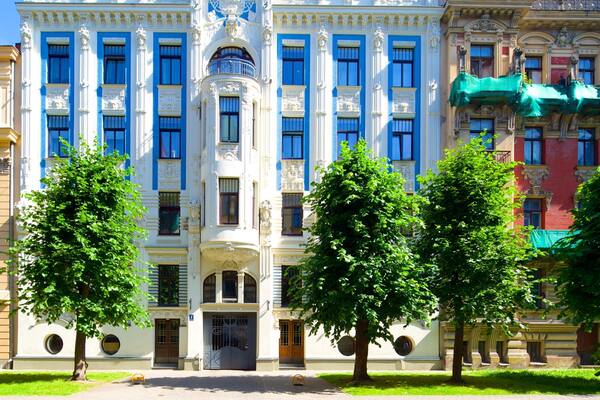 Riga showing heritage architecture, street scenes and a house