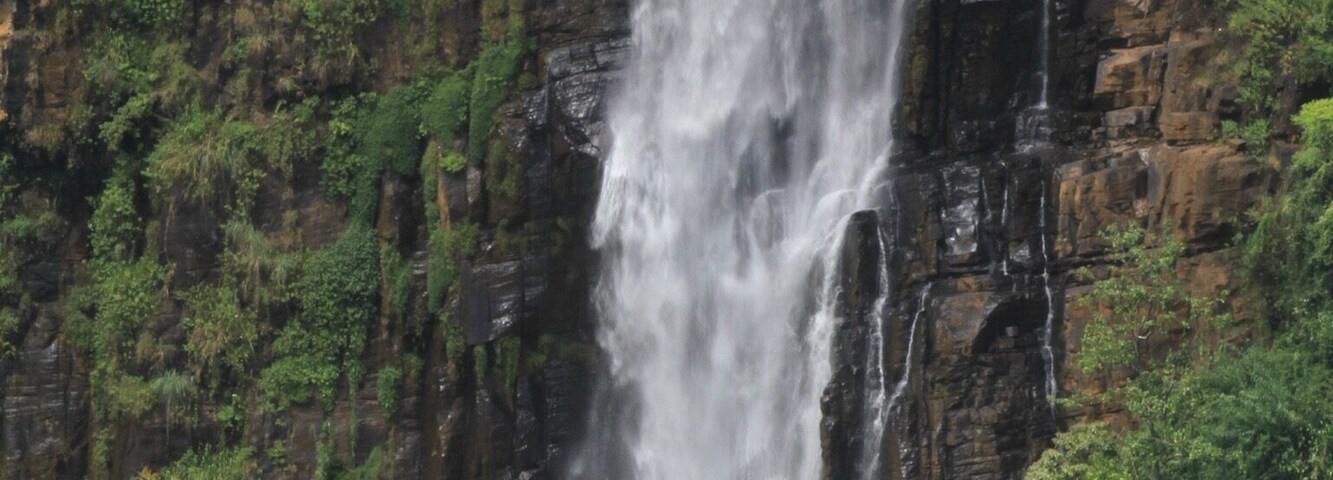 Devon fall near Thalawakelle in #green Central highlands of Sri Lanka.
Waterfall can be seen at a distance on Hatton- Nuwaraeliya main road right opposite the Mlesna Tea Center. ........However, one can also reach the top of the falls through Dimbula - Nawalapitiya road after about travelling 700m down the road.....
Dimbula - Nawalapitiya road remains the route with most number of waterfalls in Sri Lanka