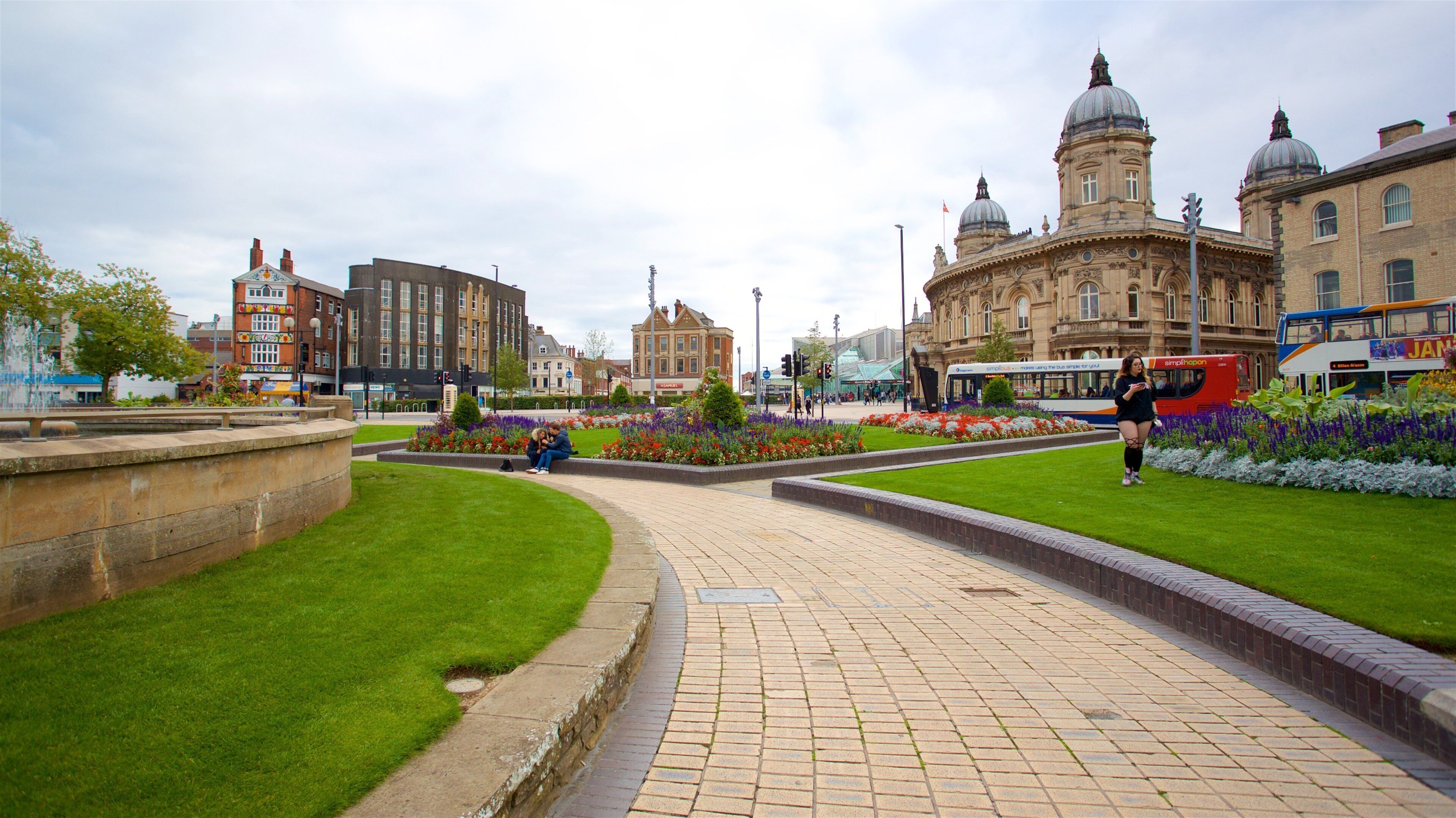 Queens Gardens which includes flowers and a park