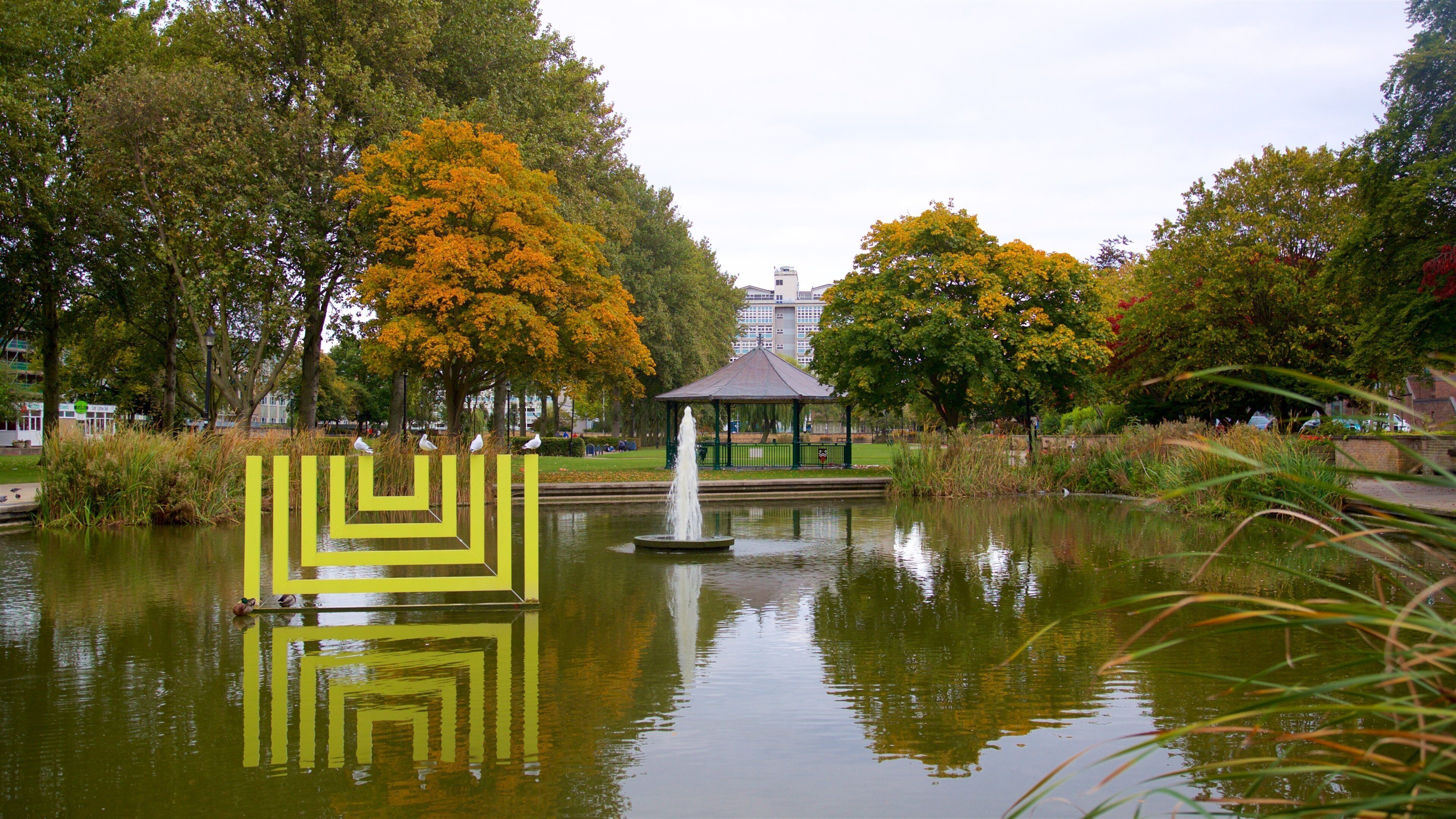 Queens Gardens which includes a fountain, outdoor art and a pond