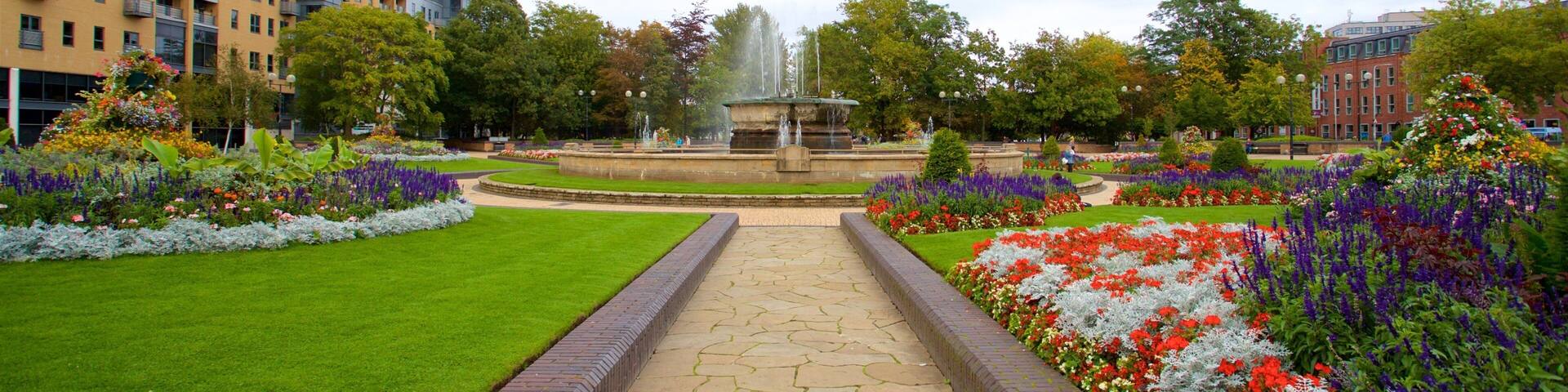 Jardines de la Reina mostrando flores, un jardín y una fuente