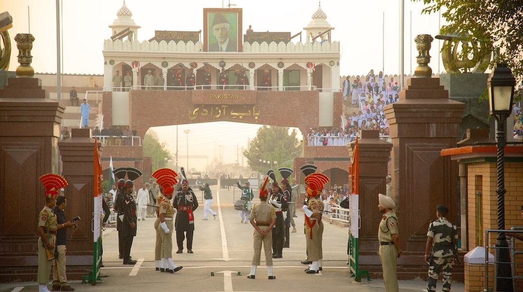 Amritsar mostrando artículos militares
