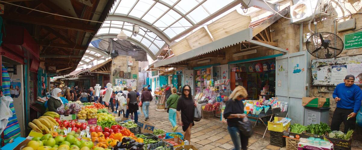 Old Acre Market showing markets, food and street scenes