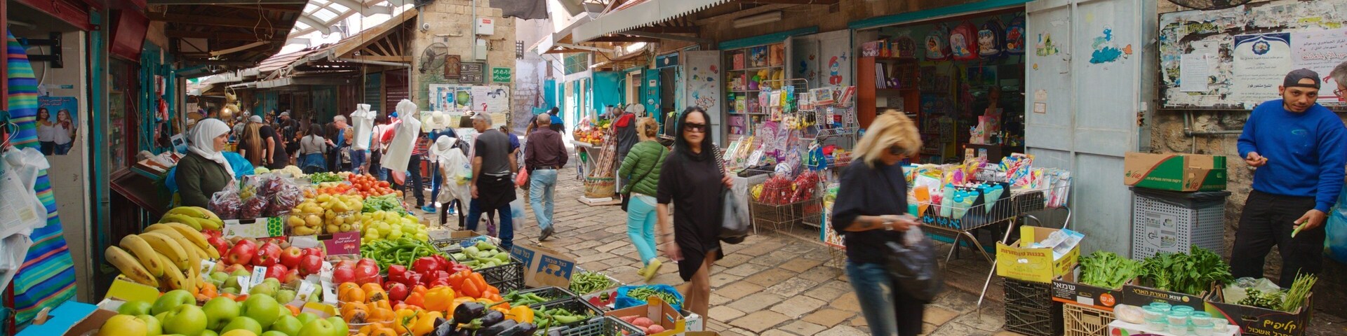 Old Acre Market showing markets, food and street scenes
