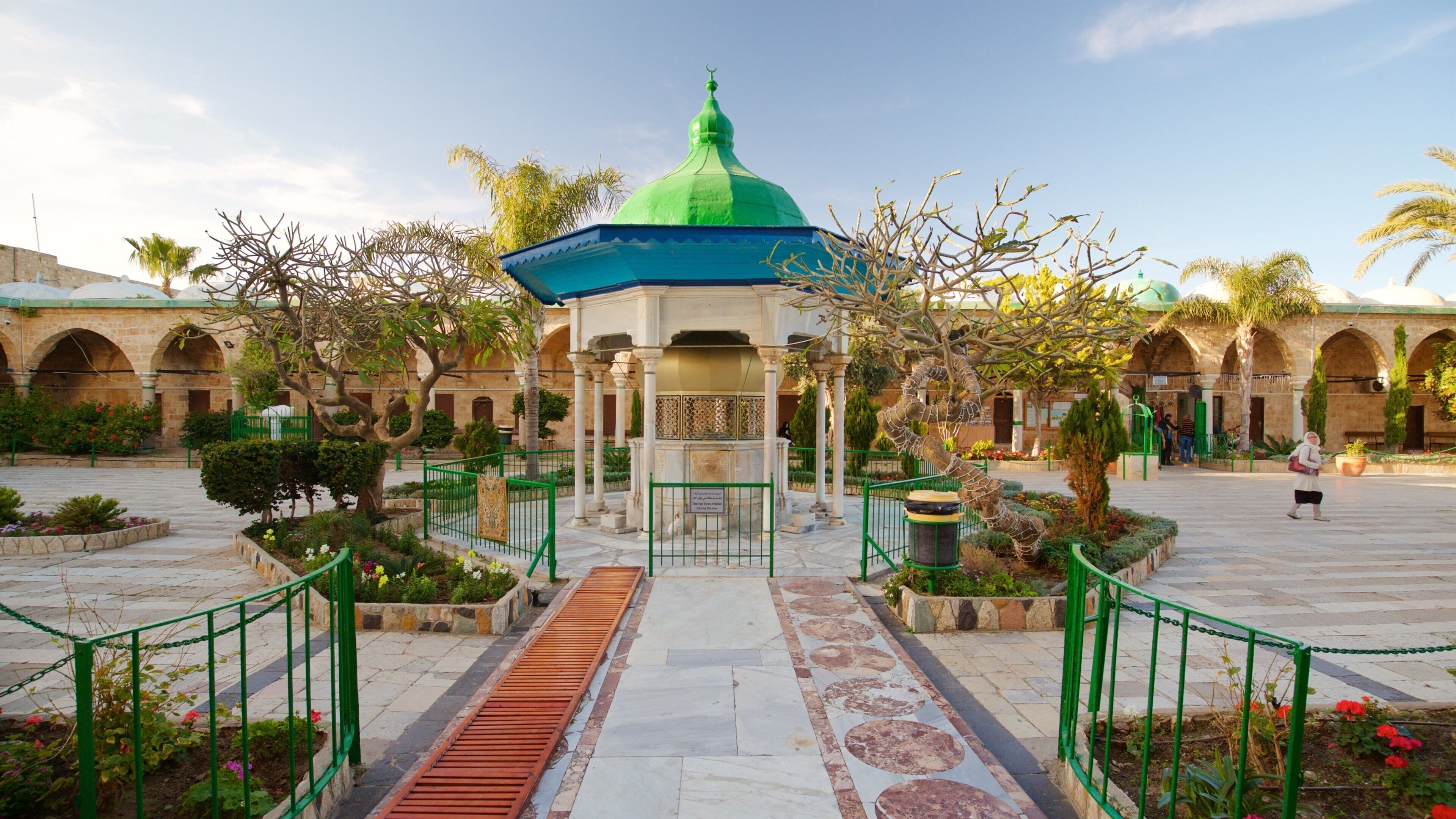 Al-Jazzar Mosque featuring heritage elements and a square or plaza