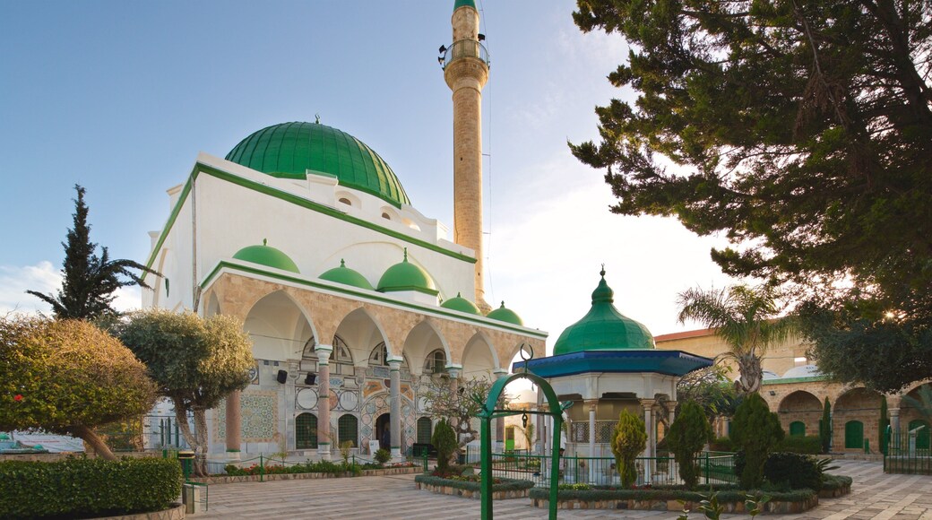 Al-Jazzar Mosque showing a square or plaza and heritage elements