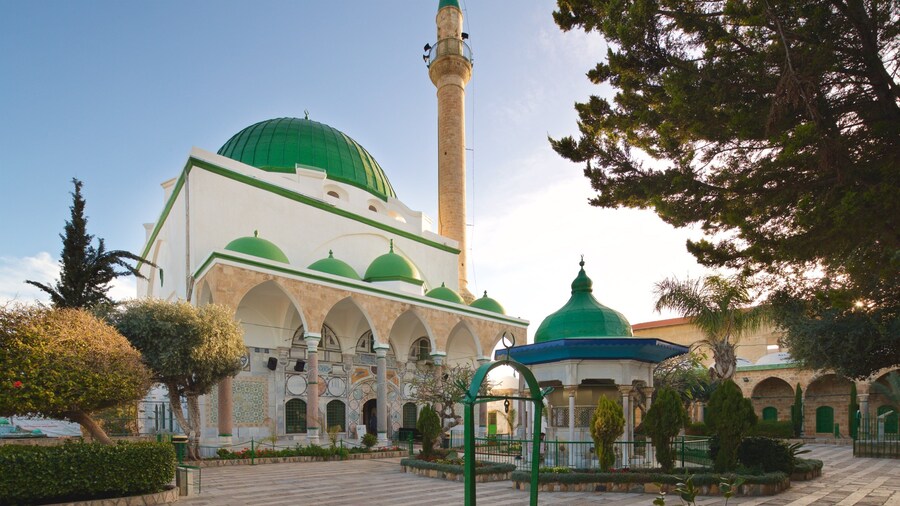 Al-Jazzar Mosque showing a square or plaza and heritage elements