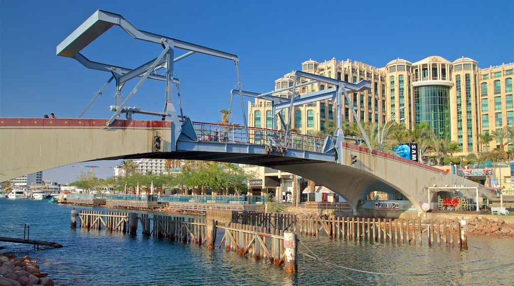 Cầu Harbor cho thấy khách sạn sang trọng hoặc resort, sông lạch và cầu