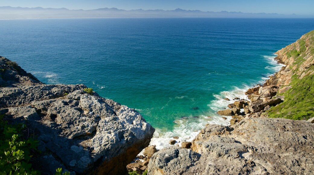 Plettenberg Bay som inkluderer stenete kystlinje og landskap