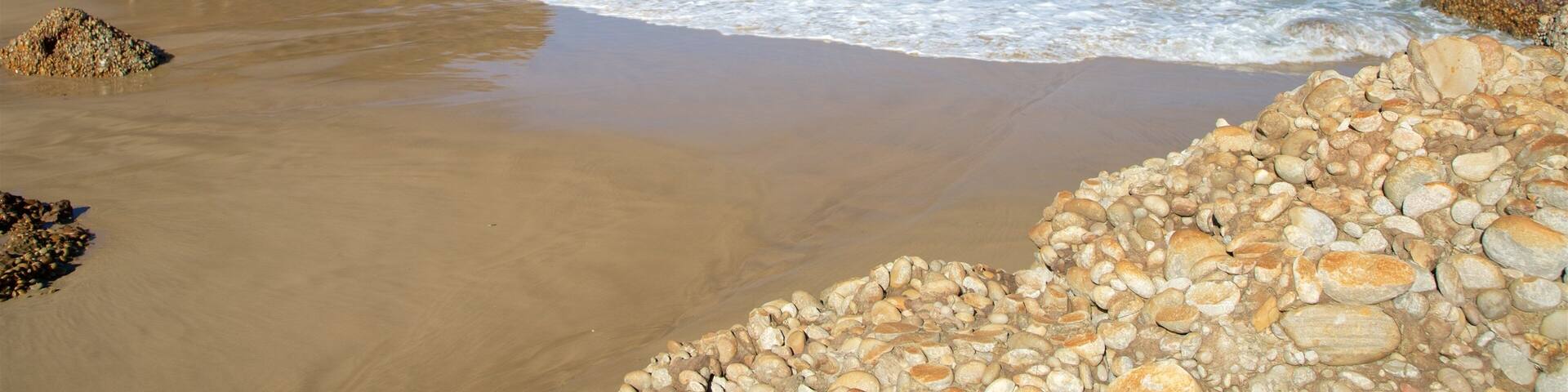 Robberg Nature Reserve mettant en vedette plage, cĂŽte rocheuse et vues littorales