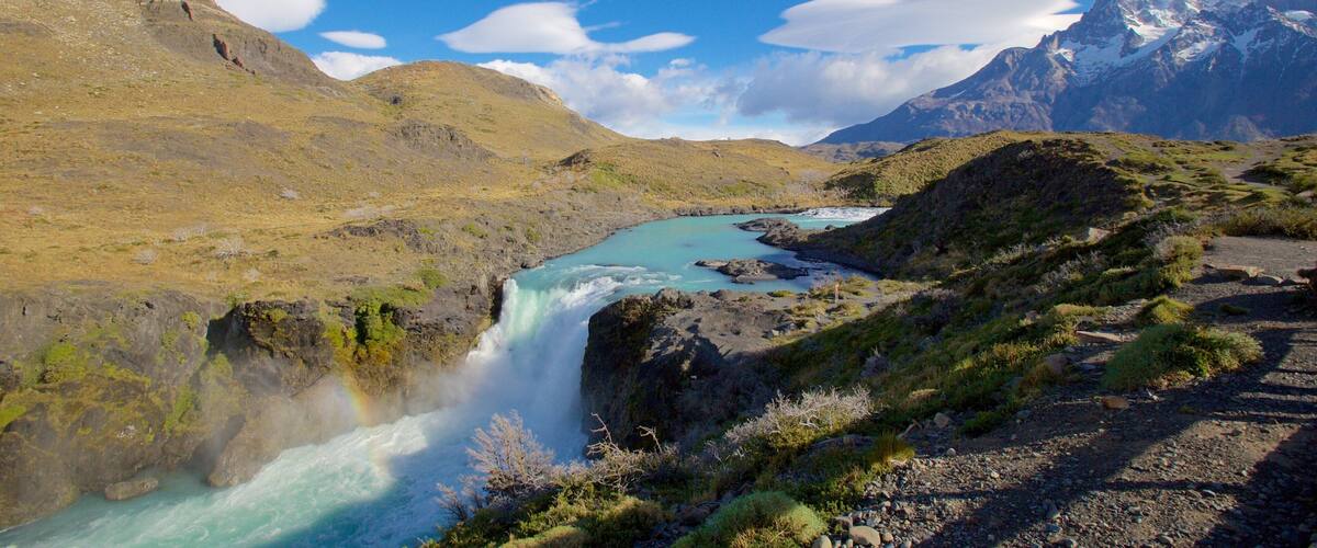 Torres Del Paine có tính năng sông lạch, cảnh thanh bình và thác nước