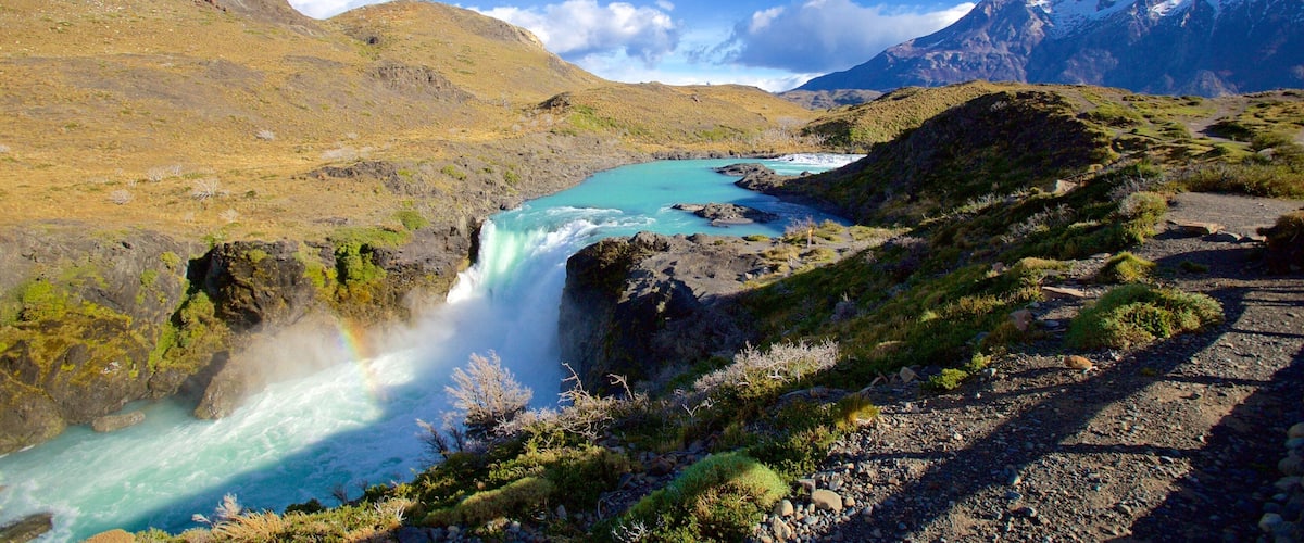 Parque nacional Torres del Paine ofreciendo una cascada, un río o arroyo y escenas tranquilas