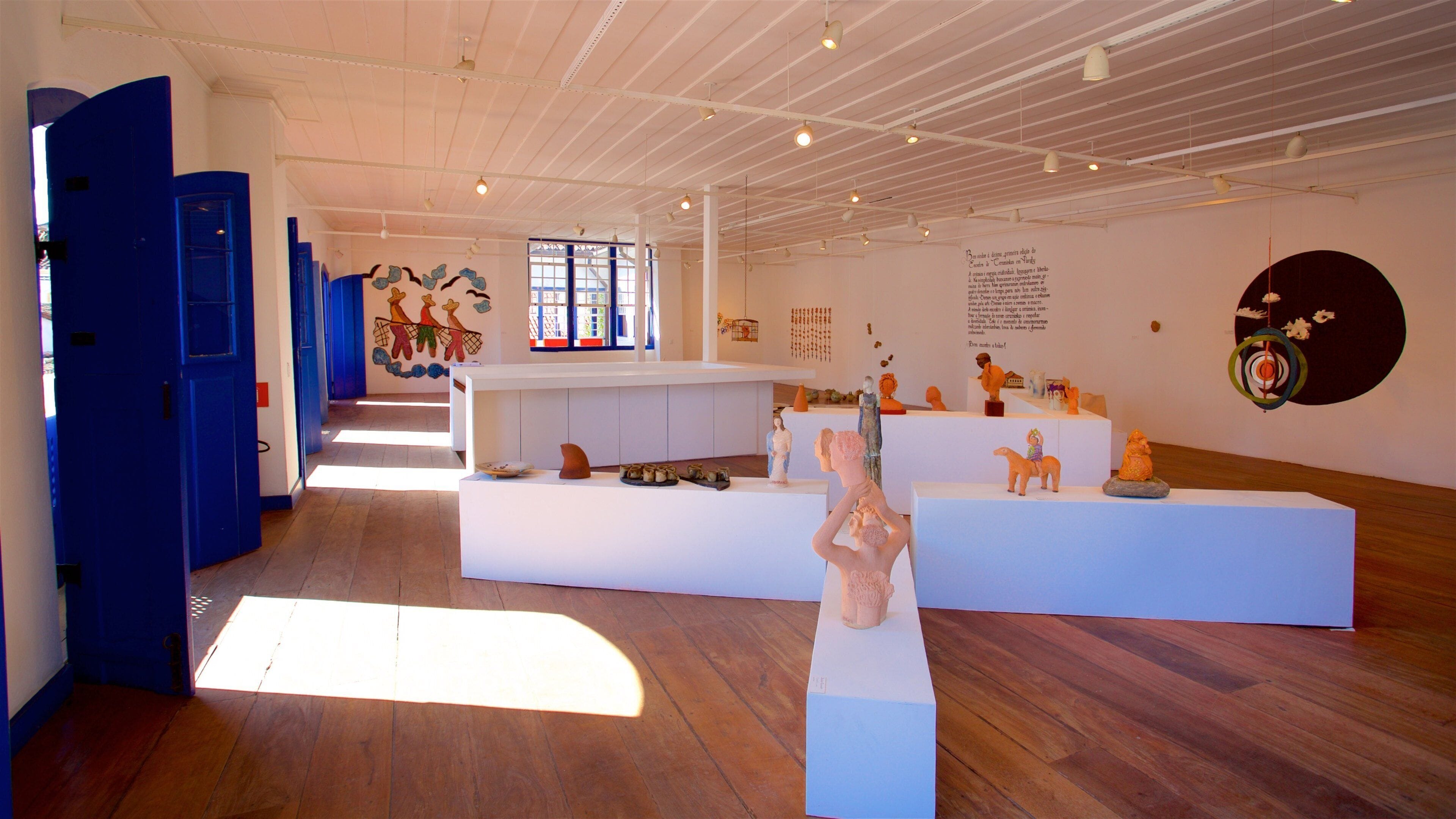 Paraty kulturhus som inkluderer kunst og innendørs