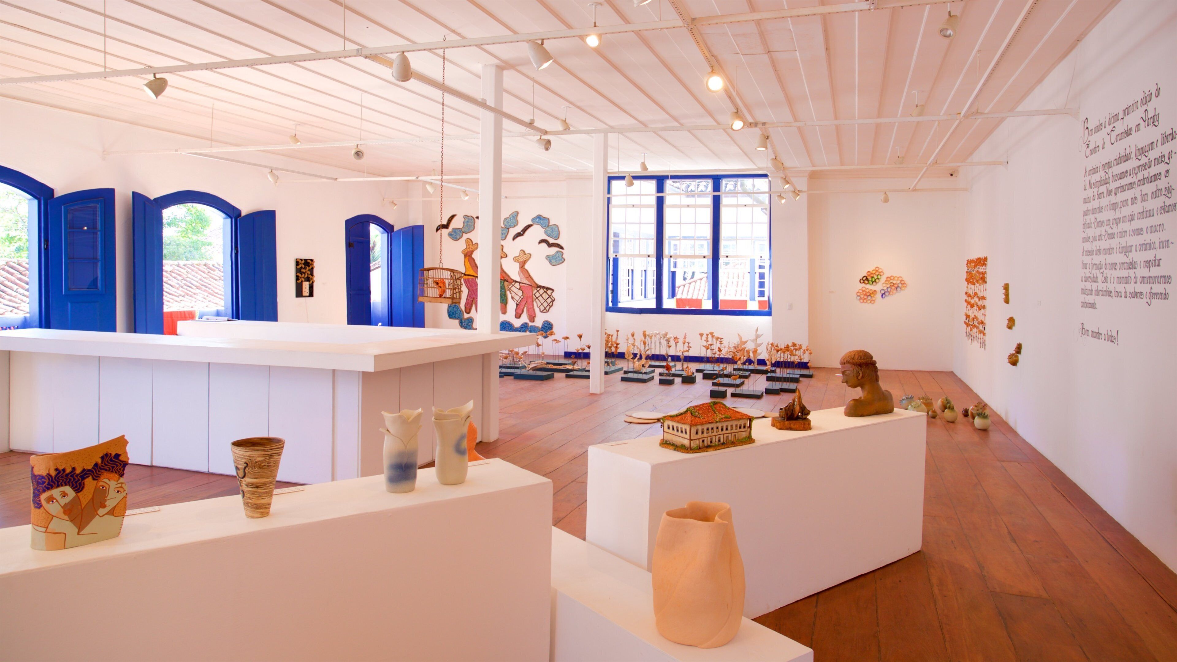 Paraty House of Culture showing art and interior views