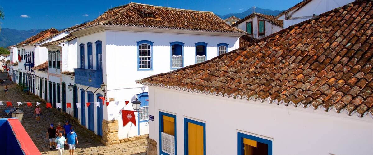 Casa de la Cultura de Paraty ofreciendo una pequeña ciudad o pueblo y también un pequeño grupo de personas
